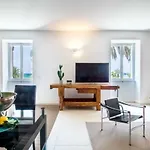 Apartamento Casa Giulia - Beachfront With 2 Bedrooms, Air Conditioning And Private Parking, Just 30 Meters From The
