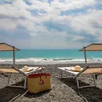Casa Giulia - Beachfront With 2 Bedrooms, Air Conditioning And Private Parking, Just 30 Meters From The Sestri Levante