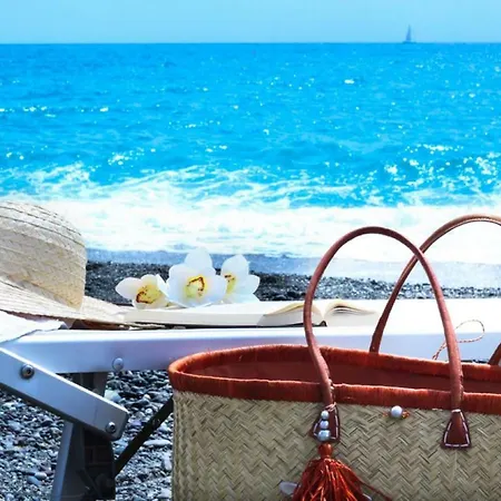 Daire Casa Giulia - Beachfront With 2 Bedrooms, Air Conditioning And Private Parking, Just 30 Meters From The *